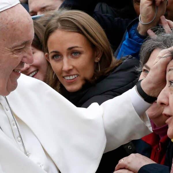 Shut off cellphone, open Bible for Lent, pope tells faithful