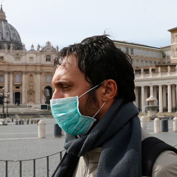 Vatican closes St. Peter’s Square, Basilica to tourists through April 3