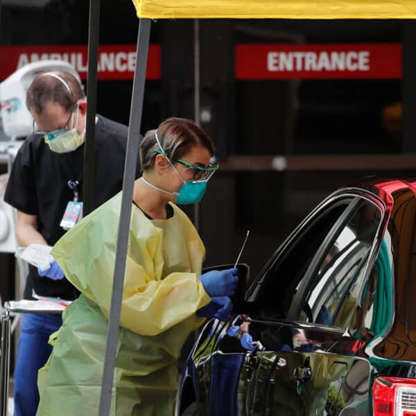 Pope prays for coronavirus victims, workers who died serving others