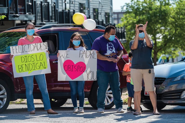 La comunidad Hispana en Highlandtown celebra el nombramiento de Padre Lewandowski para el rol de obispo auxiliar durante una caravana de sorpresa el 13 de junio en Sagrado Corazón de Jesús.