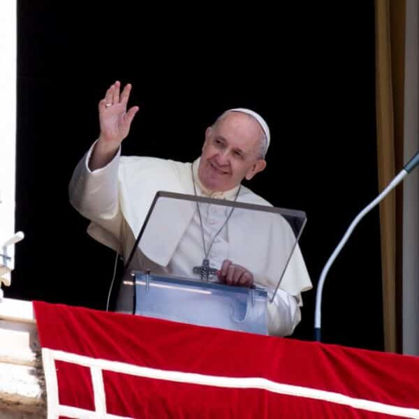 Charity is path to perfection when done for Jesus, pope says