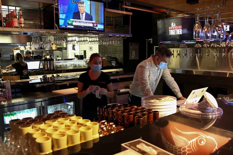 People in Miami work at a restaurant
