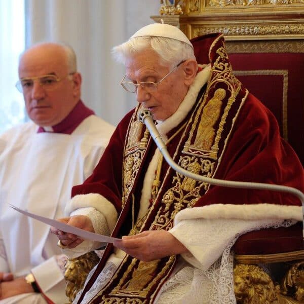 El papa emérito habla de su renuncia, el viaje del papa Francisco a Irak