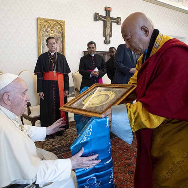 Religious leaders must inspire humanity to renounce violence, pope says