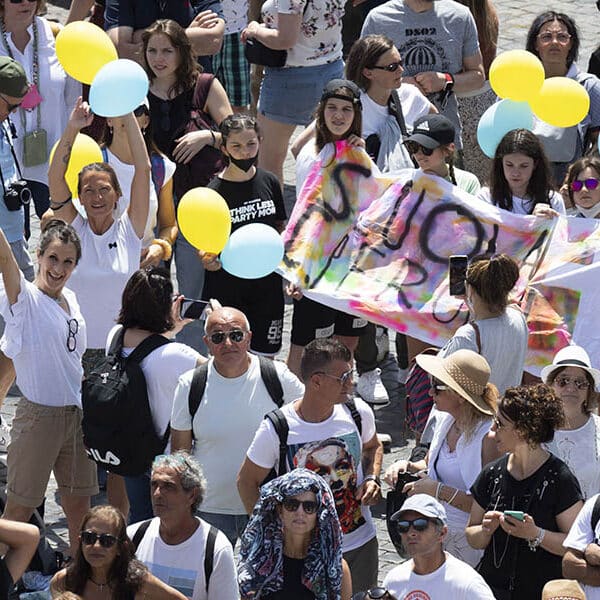 Pope thanks those dedicated to promoting life