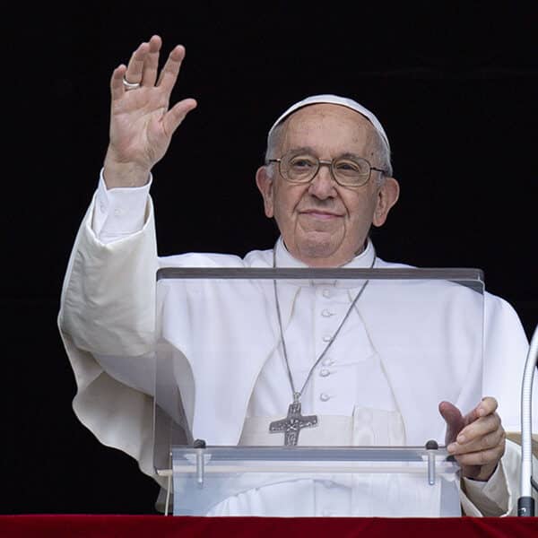 Seek nourishment, satisfaction in Eucharist, pope says
