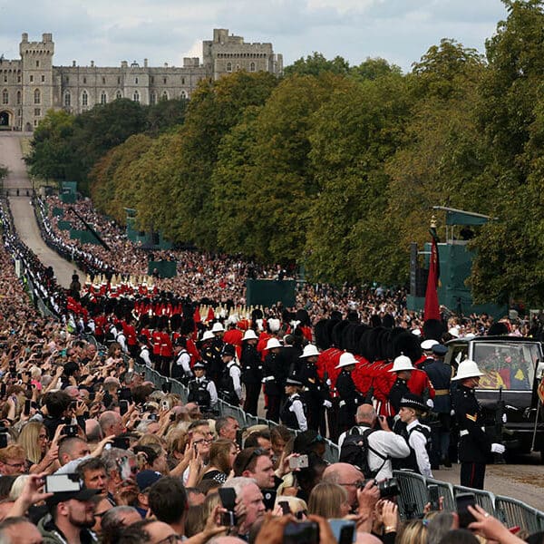 Cardinal prays at queen’s funeral, signaling Charles’ openness to dialogue