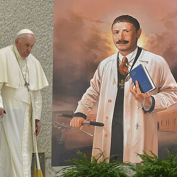 Refusal to help migrants is ‘sinful, criminal,’ pope says at canonization