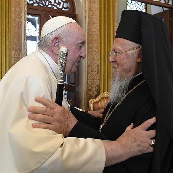 Overcoming Christian divisions would give world hope, pope tells patriarch