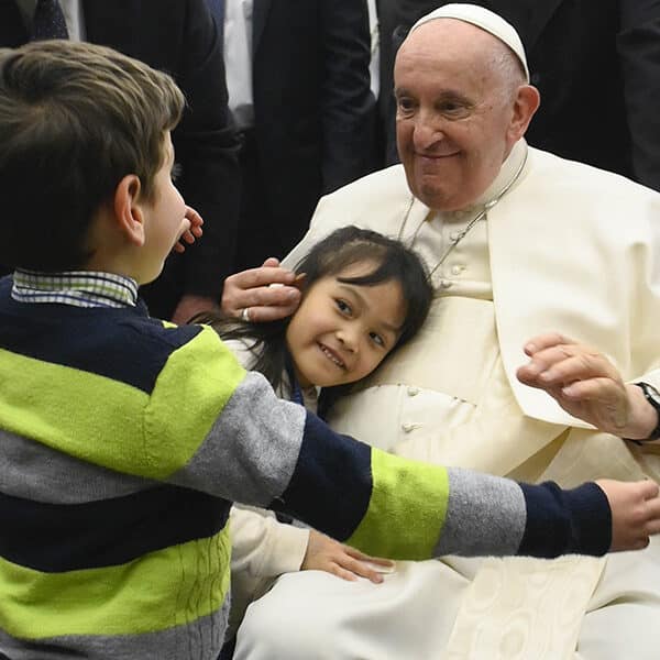 Papa: Acoger a migrantes y refugiados es el primer paso hacia la paz