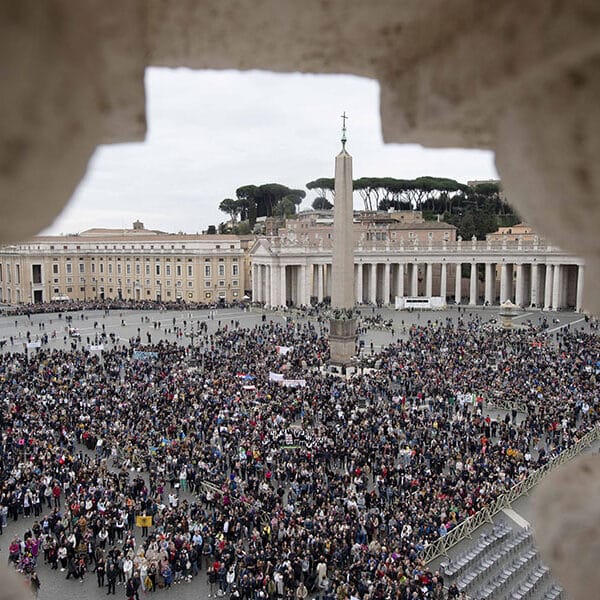Good politics brings people together, generates care for others, pope says