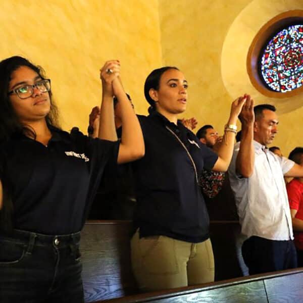 Disminución de latinos en EE.UU. que se identifican como católicos es visto como una llamada a ‘cambiar de marcha’