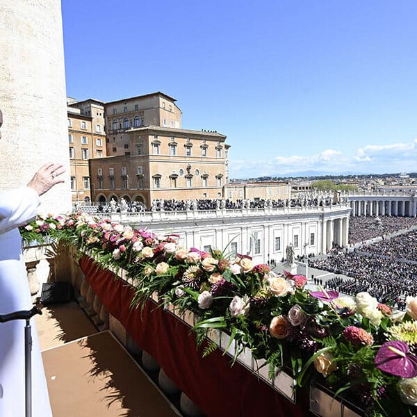 Pope prays that Easter joy would break through gloom of sin, war, strife