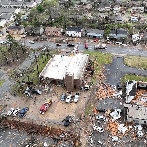 Feligreses se refugiaron en la oración mientras tornados arrasaron el centro de EE.UU. y cobraron al menos 21 vidas