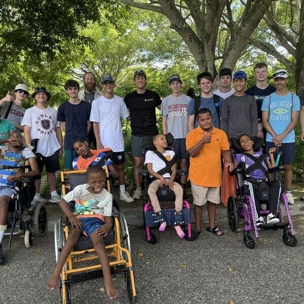 Viajes misioneros de las escuelas secundarias amplían horizontes