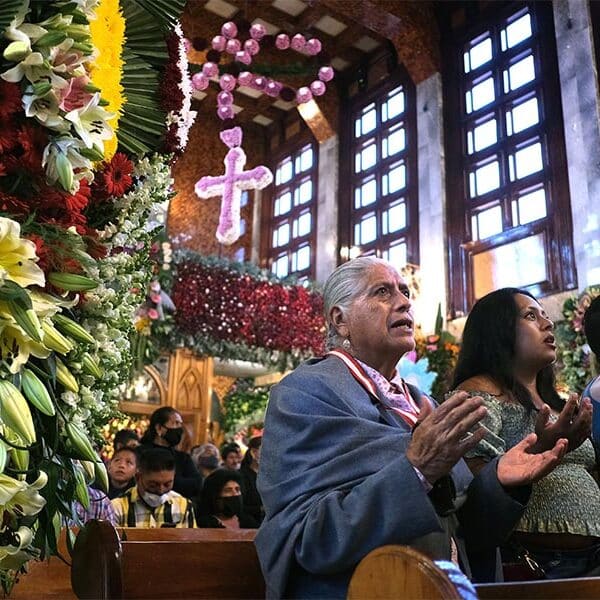 Pew: Latin American Catholics favor birth control, married and women priests, and Pope Francis