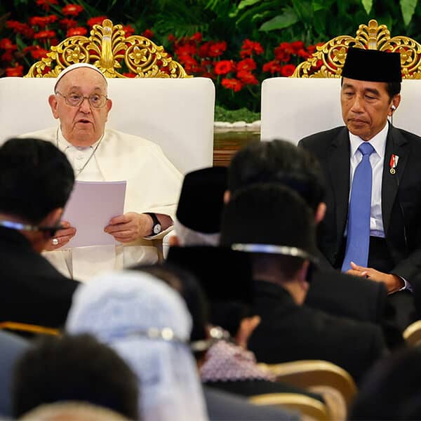 Politicians have key role in promoting national unity, pope says