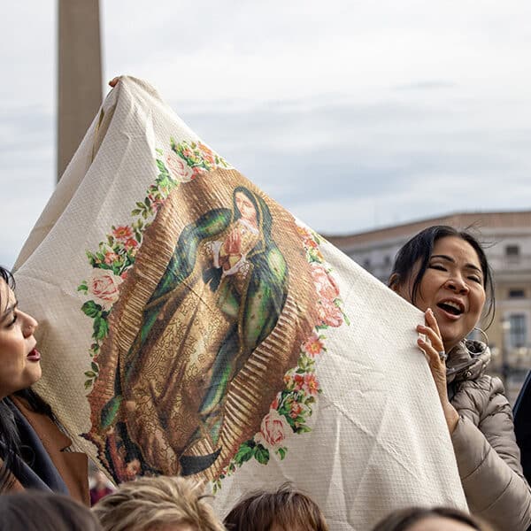 La devoción a María nos lleva a Jesús y a ayudar a los demás, dice el Papa