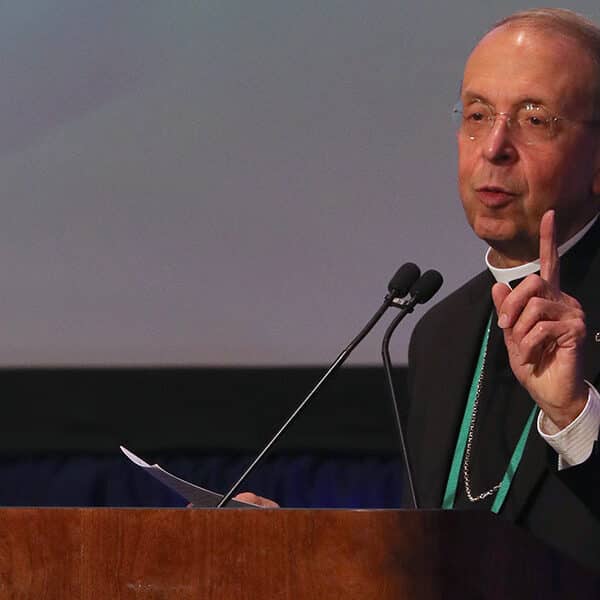 El arzobispo Lori dice que la Iglesia seguirá sirviendo a los migrantes y escuchando a la gente