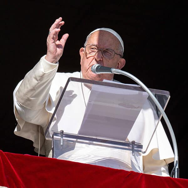 Lighten burdens by making room for the Lord, pope says at Angelus