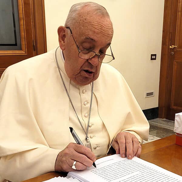 Pope looks back on his life, urges people to look to future with hope