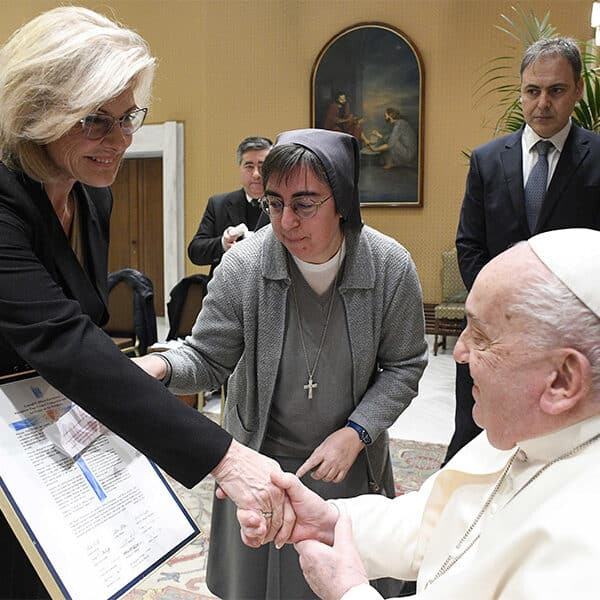 Pope: Women religious are not servants; they serve the poor, outcasts
