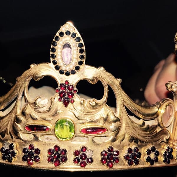 Thief steals precious crown from statue of Mary at Philadelphia church