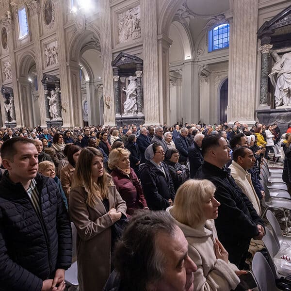El Papa está de buen ánimo; el Vaticano organiza un rosario para orar por él en la Plaza de San Pedro