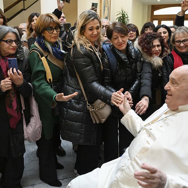Welcoming a child opens new world of joy, pope tells health workers