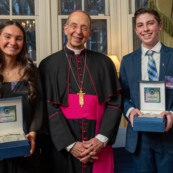 Arzobispo Lori confiere las Medallas de Honor de la Arquidiócesis