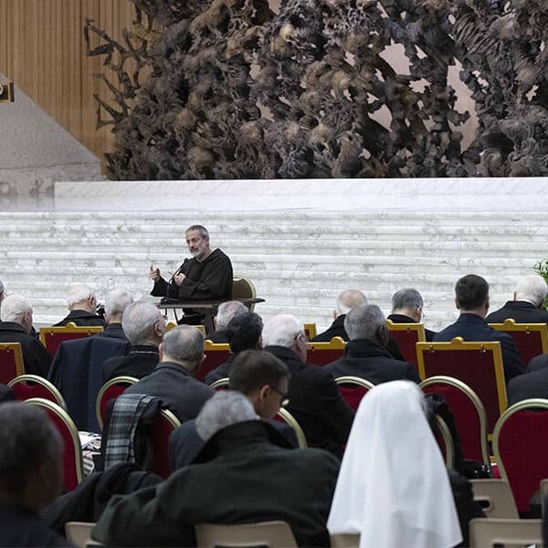 Papal preacher: Measure your life by Christ, not social media likes