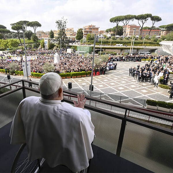 Love unites the faithful, helps them grow together, pope’s message says