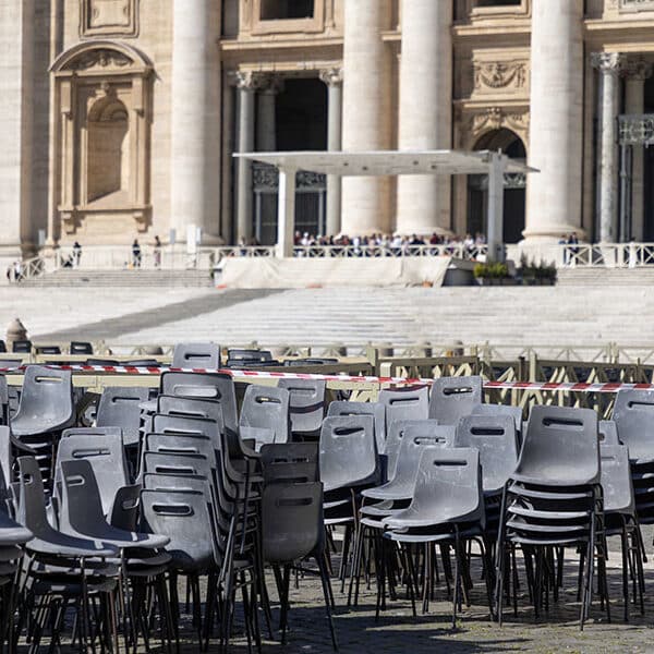 Not knowing pope’s role, Vatican publishes Holy Week, Easter schedule