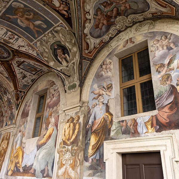 Papal preacher: Faith in Resurrection means not clinging to the past