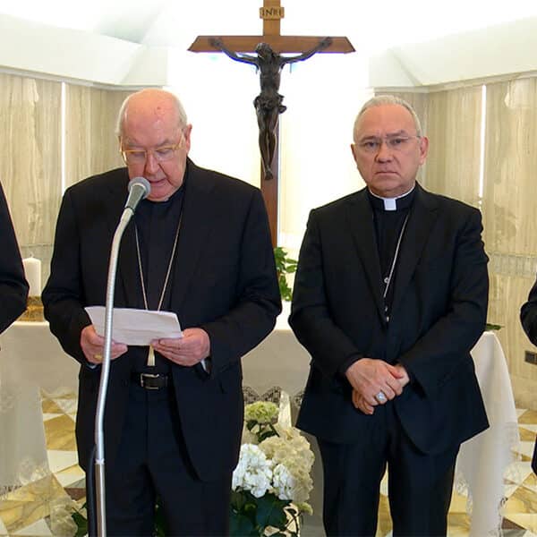 U.S. cardinal announces pope’s death to the world