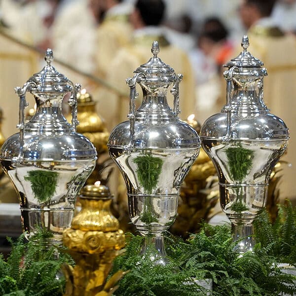 Be ‘heralds of hope,’ pope asks priests in homily for chrism Mass
