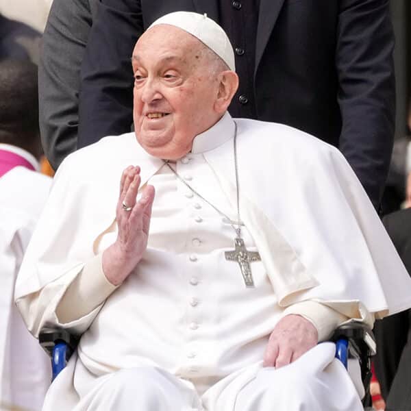 On Palm Sunday, recovering pope says to carry the cross with compassion