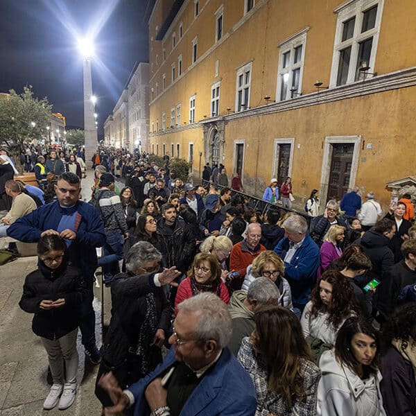 Thousands wait hours to pay respects to Pope Francis