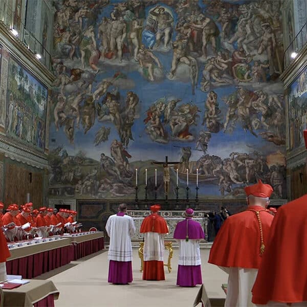 Invocando al Espíritu Santo y la intercesión de todos los santos, los cardenales inician el cónclave