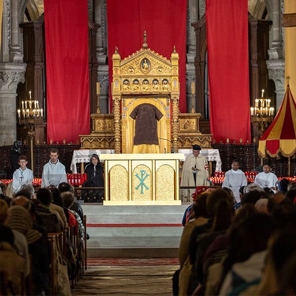 Pilgrims venerating ‘holy tunic’ of Jesus in France pray for cardinals in Rome