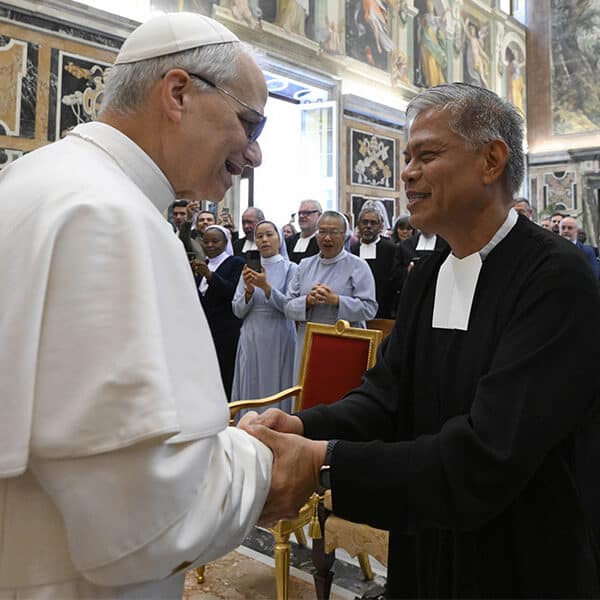 Pope encourages Christian Brothers to evangelize through education