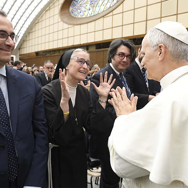 Pope thanks media, urges them to be peacemakers