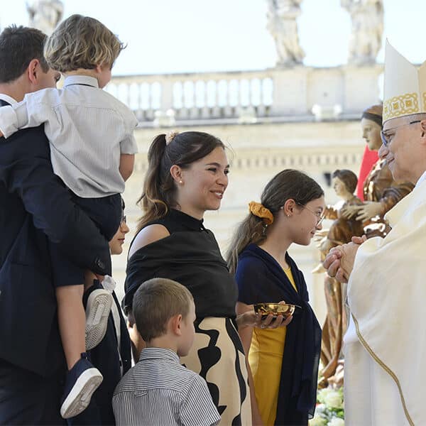 A family’s love grounded in Christ is sign of peace for world, pope says