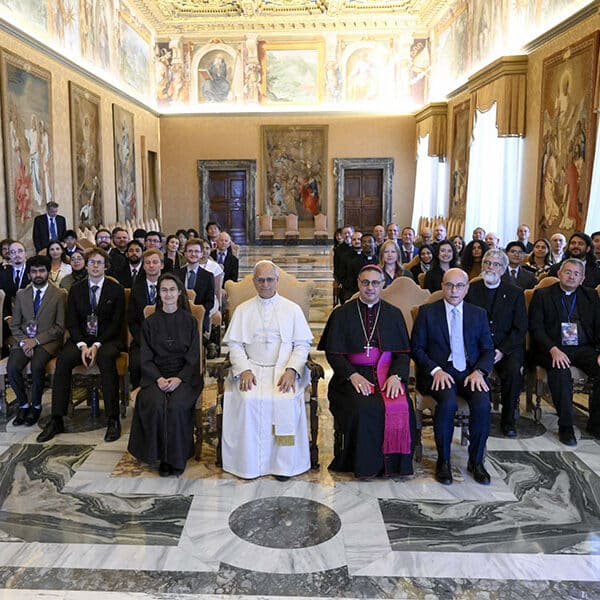 Sharing joy of discovery contributes to peace, pope tells astronomers