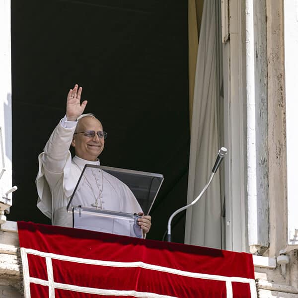 Pope welcomes young people to Rome for jubilee, thanks media for promoting truth