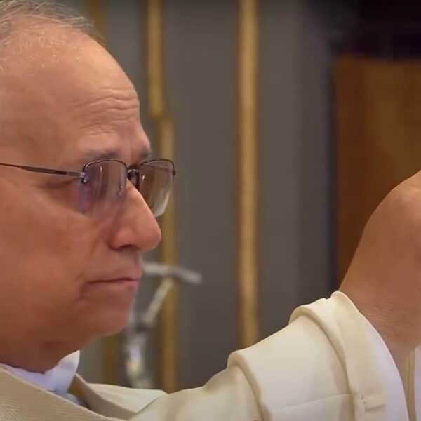 Pope Leo holds the host up in both hands during the consecration