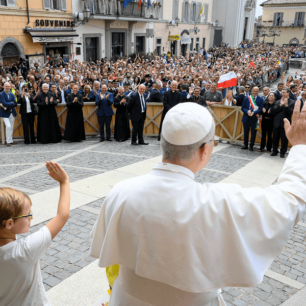 Praying for peace, pope encourages people to look to Mary with hope