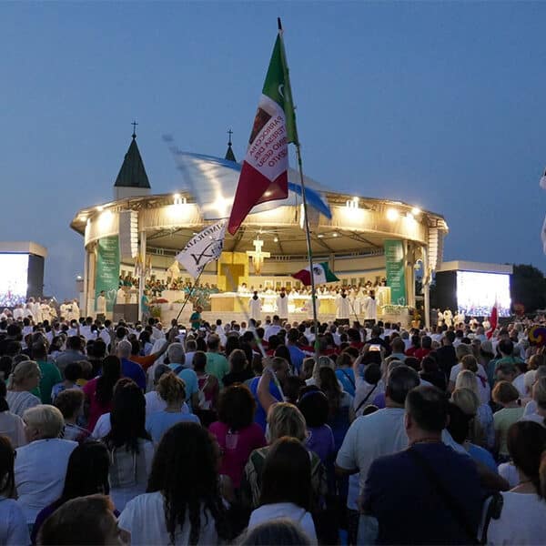 Journey together, seek real encounters, pope advises young people