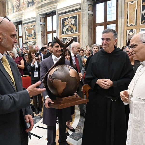 Migrants, refugees are often models of hope and faith, pope says