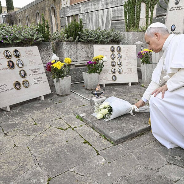 Prayer for beloved dead is sign of hope of being together again, pope says